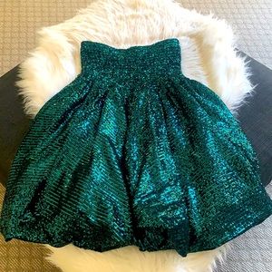 Adorable, chic — strapless mini emerald green sequin party dress!